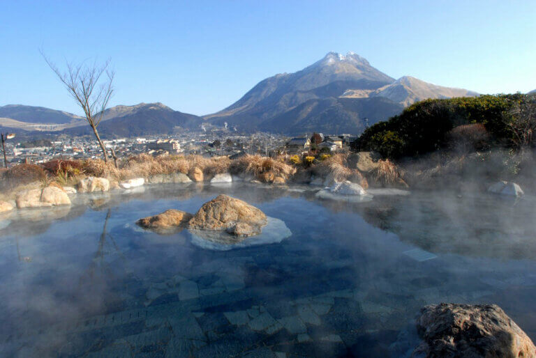 Une piscine d'eau thermale