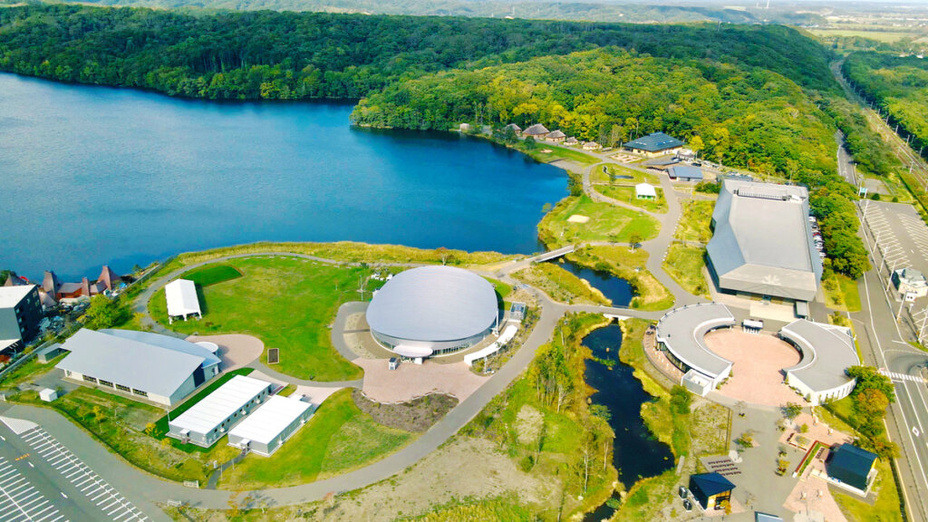 vue d'oiseau forêt lac et musée