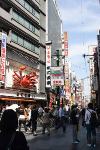 Rue piétonne et commerçante à Osaka - Enseigne avec un gros crabe rouge