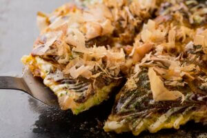 Okonomiyaki, spécialité culinaire de la région du Kansai